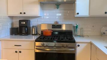 雪櫃、微波爐、焗爐、爐具