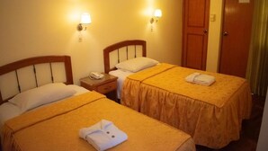 Basic Double Room | WiFi (free), bed sheets - Hostal Siglo 21 (Tacna)