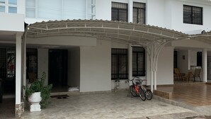 Un edificio de dos pisos con un patio techado.
