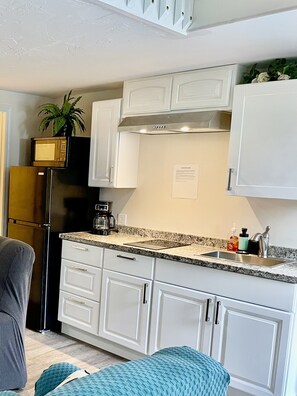 Jääkaappi, mikroaaltouuni, liesi, kahvin-/teenkeitin