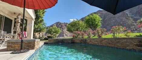 Een buitenzwembad en een verwarmd zwembad