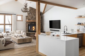 Smart TV, fireplace