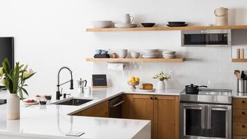 Geladeira, micro-ondas, fogão, cooktop