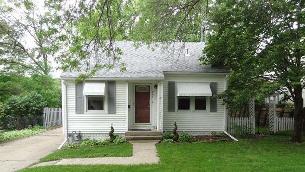 A single-story house with a front porch, a small front yard, and a wooden fence. - 3blk St Mary 11to Mayo Pet Friendly CoveredByFaith (Rochester)