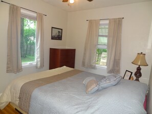 3 habitaciones, tabla de planchar con plancha y cuna de viaje 