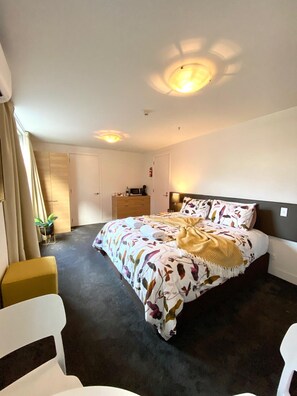 Iron/ironing board, WiFi, bed sheets - Lakefront Marina Studio (Queenstown)