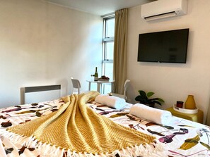 Iron/ironing board, WiFi, bed sheets - Lakefront Marina Studio (Queenstown)