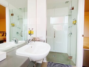 Shower, hair dryer, towels - Lakefront Marina Studio (Queenstown)