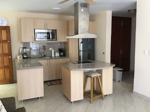 Refrigerador, microondas, horno y parrilla de estufa