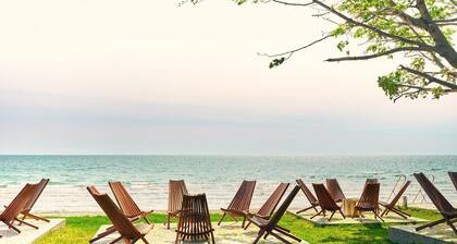 Suite 205: Beautiful 3-Bedroom Beachfront Townhouse