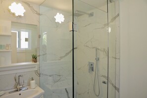Douche, serviettes fournies