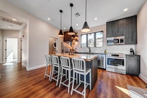 Fridge, microwave, oven, stovetop - LaFave-Luxury Villa at Zion: Checkerboard Mesa (Springdale)