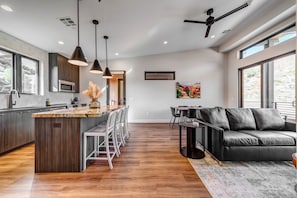 TV, books - LaFave-Luxury Villa at Zion: Checkerboard Mesa (Springdale)