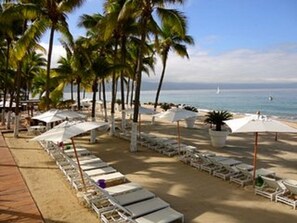 On the beach, free beach cabanas, sun-loungers, beach umbrellas - Icon Vallarta Apartments (Puerto Vallarta)