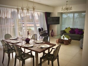 Departamento, 1 habitación, vista a la alberca | 1 habitación y caja de seguridad en la habitación 