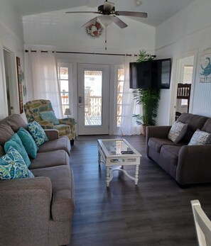 Smart TV, books - Charming recently updated beach house with ocean views, sleeps 8 (Freeport)