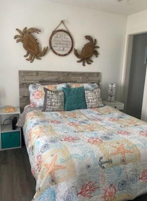 3 bedrooms, free WiFi, bed sheets - Charming recently updated beach house with ocean views, sleeps 8 (Freeport)