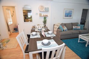 Dining - Charming recently updated beach house with ocean views  (Freeport)