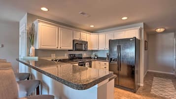 Fridge, microwave, stovetop, dishwasher