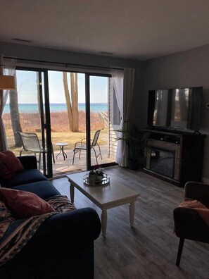 Smart TV y chimenea 