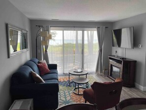 Smart TV, fireplace - The Shores Resort Condo on East Bay! (Williamsburg)