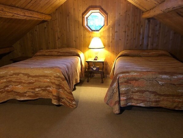 2 bedrooms, desk, iron/ironing board, free WiFi - Private Lakefront Log Cabin (Portage Lake)