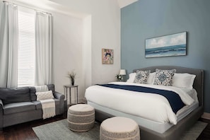 3 bedrooms, desk, iron/ironing board, WiFi - Cityscape Rooftop, Game Room, 10 Min To Broadway  |  10 Min to Nissan Stadium, Garage, Ping Pong, Karaoke, Axe Throwing, Shuffleboard, 10 Mins to Broadway, 5 Mins to Five Points, Perfect for Bachelors or Bachelorettes, 24 Hr Hospitality (Nashville)