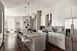 雪櫃、微波爐、焗爐、爐具