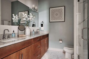 浴缸、風筒、提供毛巾