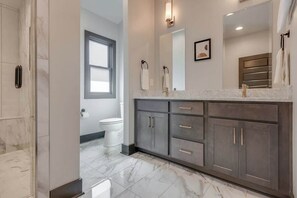 Bathtub, hair dryer, towels, shampoo