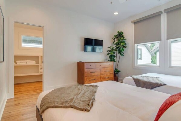 3 bedrooms, desk, iron/ironing board, WiFi