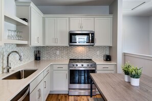 冰箱、微波炉、烤箱、炉灶