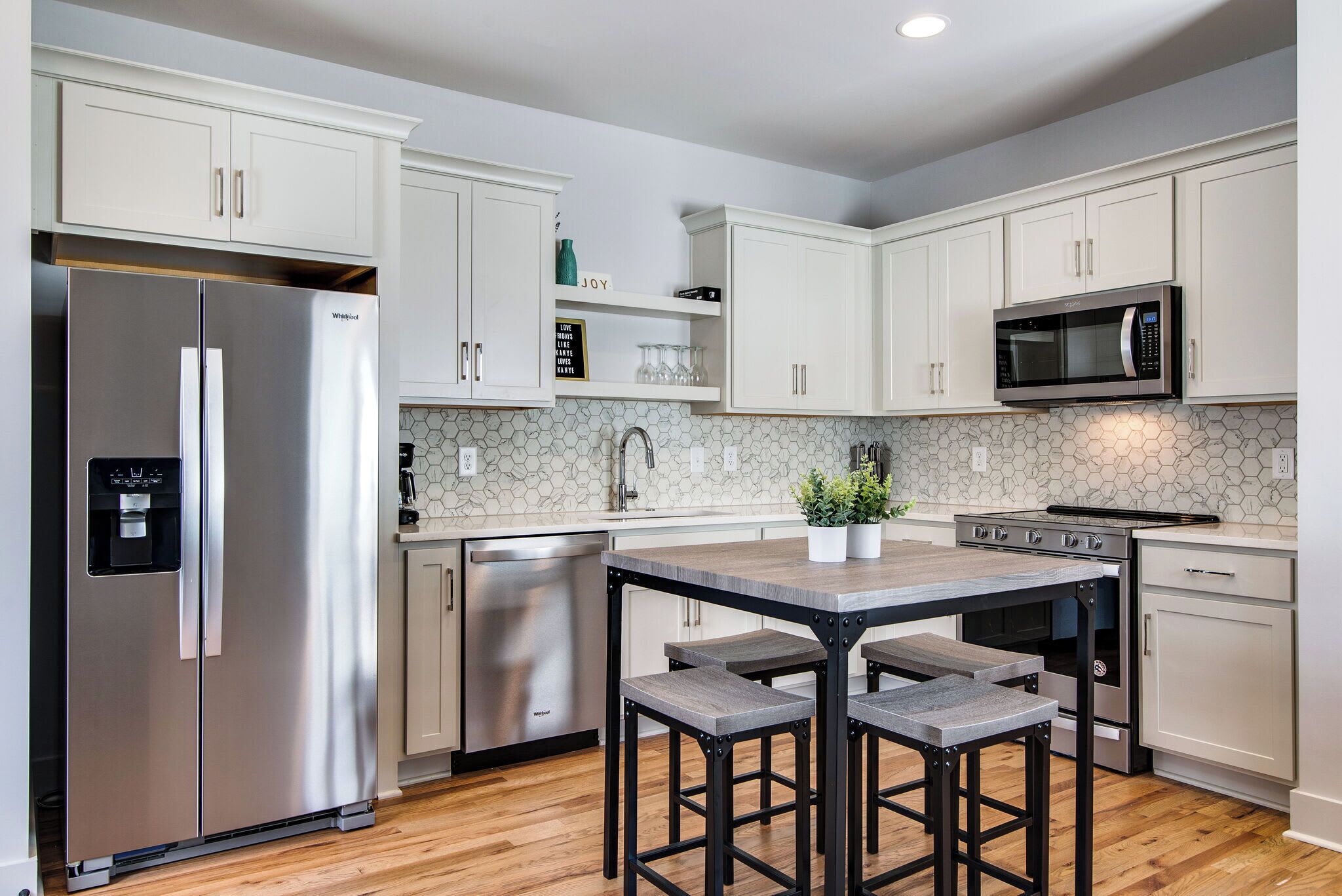 Køleskab, mikrobølgeovn, ovn, kogeplade