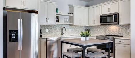 Refrigerador, microondas, horno y parrilla de estufa