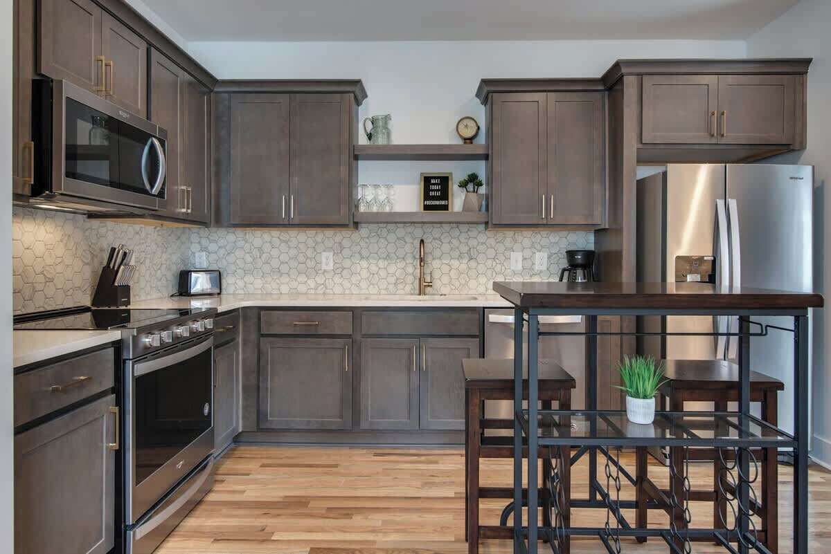 Een koelkast, een magnetron, een oven, een kookplaat