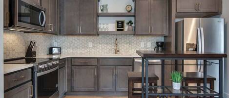 Geladeira, micro-ondas, fogão, cooktop