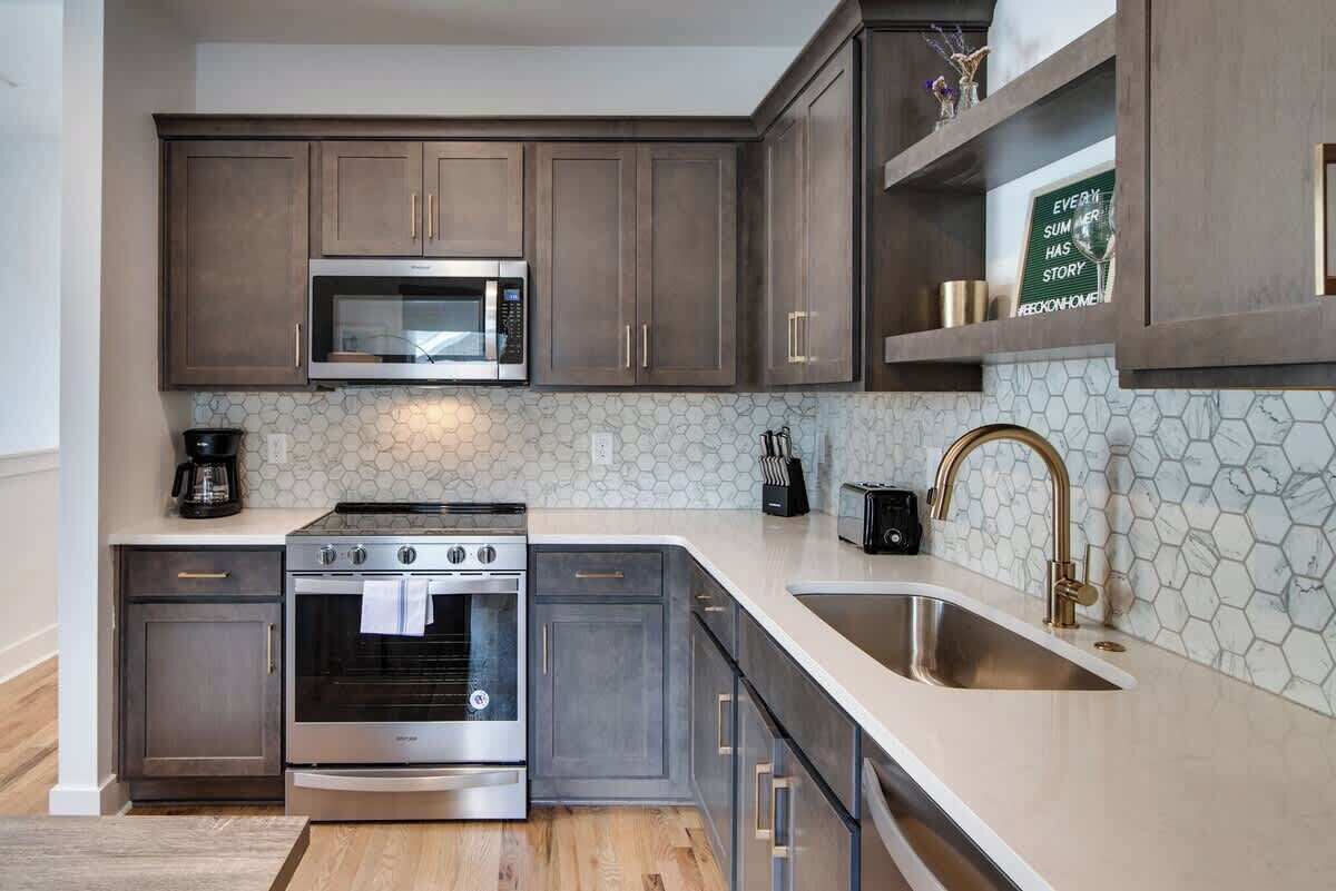 Een koelkast, een magnetron, een oven, een kookplaat