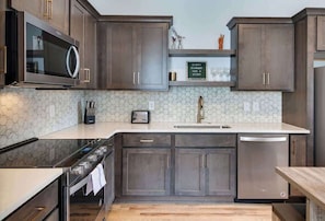 Frigorífico, microondas, horno y placa de cocina