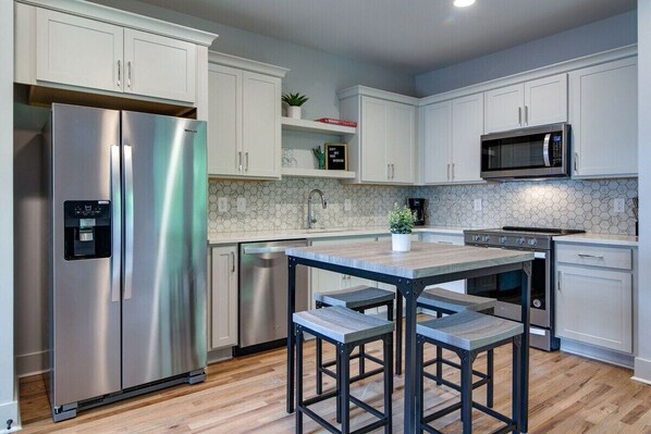 Fridge, microwave, oven, stovetop - Modern East Nash Townhouse, Walk to Favorite Eats | Sleeps 6 with Smart TVs, Wor (Nashville)