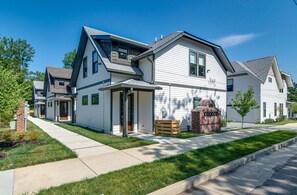 Exterior - Modern East Nash Townhouse, Walk to Favorite Eats | Sleeps 6 with Smart TVs, Wor (Nashville)