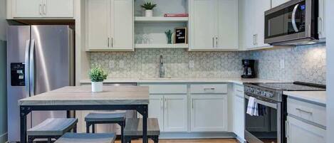 Refrigerador, microondas, horno y parrilla de estufa