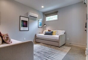 1 bedroom, iron/ironing board, WiFi, bed sheets - Modern East Nash Townhouse, Walk to Favorite Eats | Sleeps 6 with Smart TVs, Wor (Nashville)