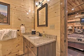 Badewanne, kostenlose Toilettenartikel, Haartrockner, Handtücher