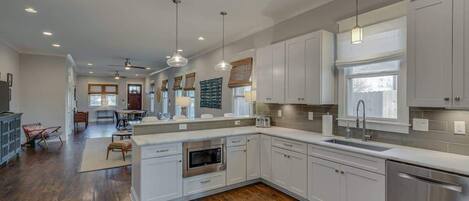 Frigorífic, microones, forn i placa de cuina