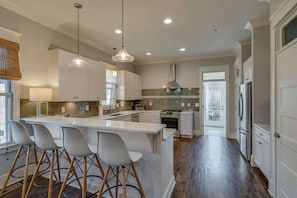 Fridge, microwave, oven, stovetop - Long Term Pet Friendly 3 BR Townhome, Grill, Patio, 3 Blocks to Publix, 5 Mins to 5 Points, 15 Mins to Broadway, 24 Hour Hospitality Team, Perfect for Families, 31+ Day Stay (Nashville)