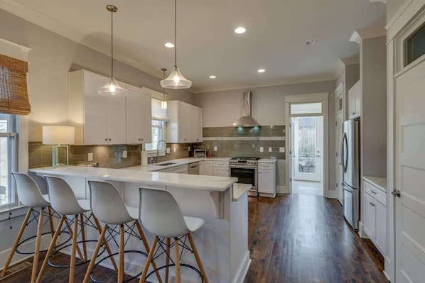 Frigorifero, microonde, forno, piano cottura