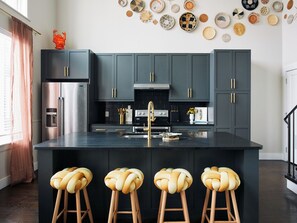 Kjøleskap, mikrobølgeovn, ovn og kokeplater