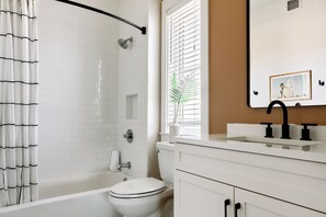 Baignoire, sèche-cheveux, serviettes fournies, shampoing