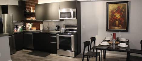 Réfrigérateur, four à micro-ondes, un four, surface de cuisson