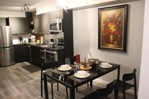 Réfrigérateur, four à micro-ondes, un four, surface de cuisson